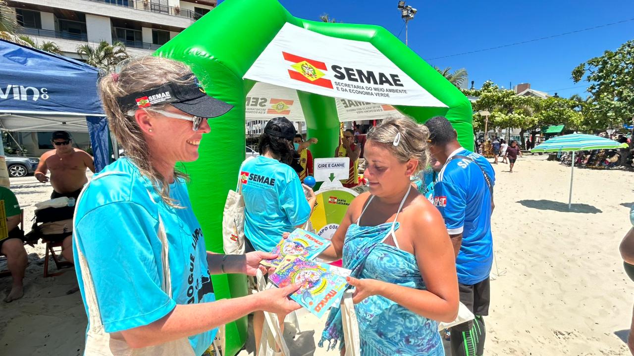 Banhistas da Praia de Canasvieiras participam do programa Jogue Limpo com o Meio Ambiente do Governo do Estado