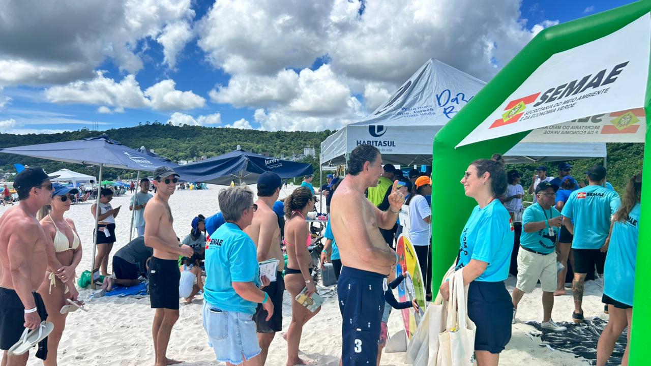 Programa Jogue Limpo com o Meio Ambiente leva educação ambiental à banhistas da Praia de Jurerê, em Florianópolis